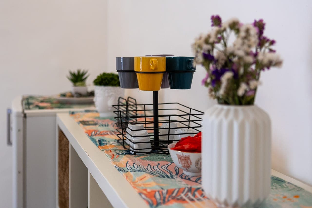 Angolo colazione con tazzine colorate e fiori
