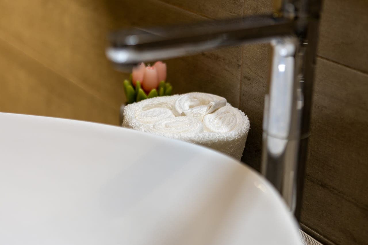Asciugamani arrotolati accanto al lavabo