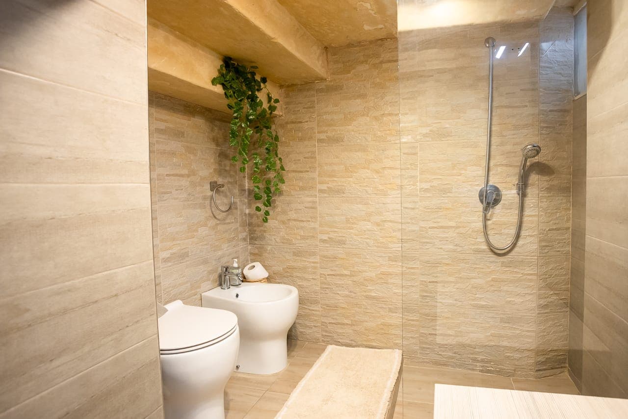 Doccia walk-in rivestita in pietra