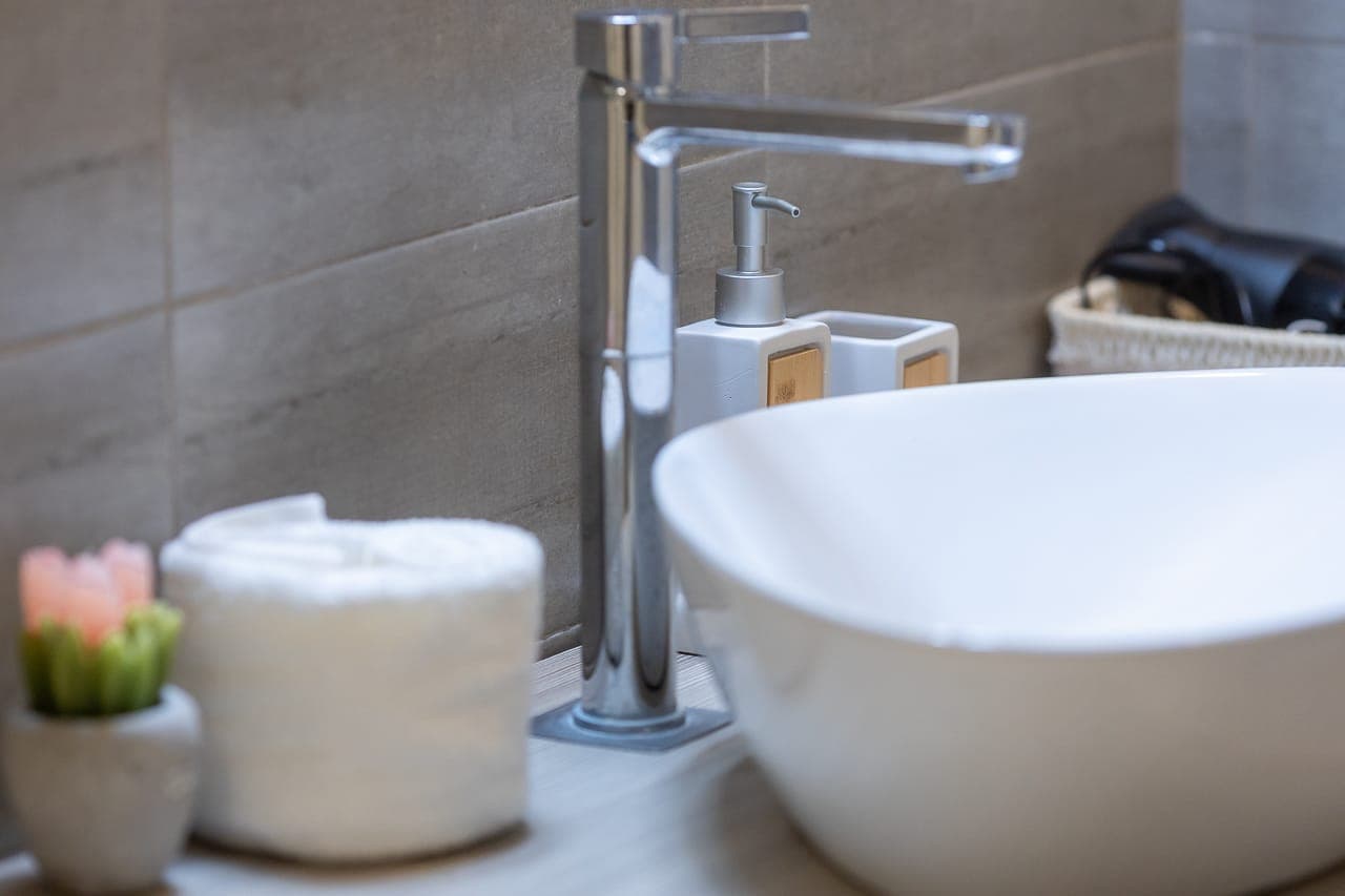 Dettaglio del lavabo d'appoggio in ceramica