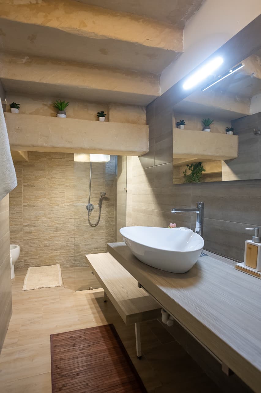 Bagno con lavabo d'appoggio e doccia