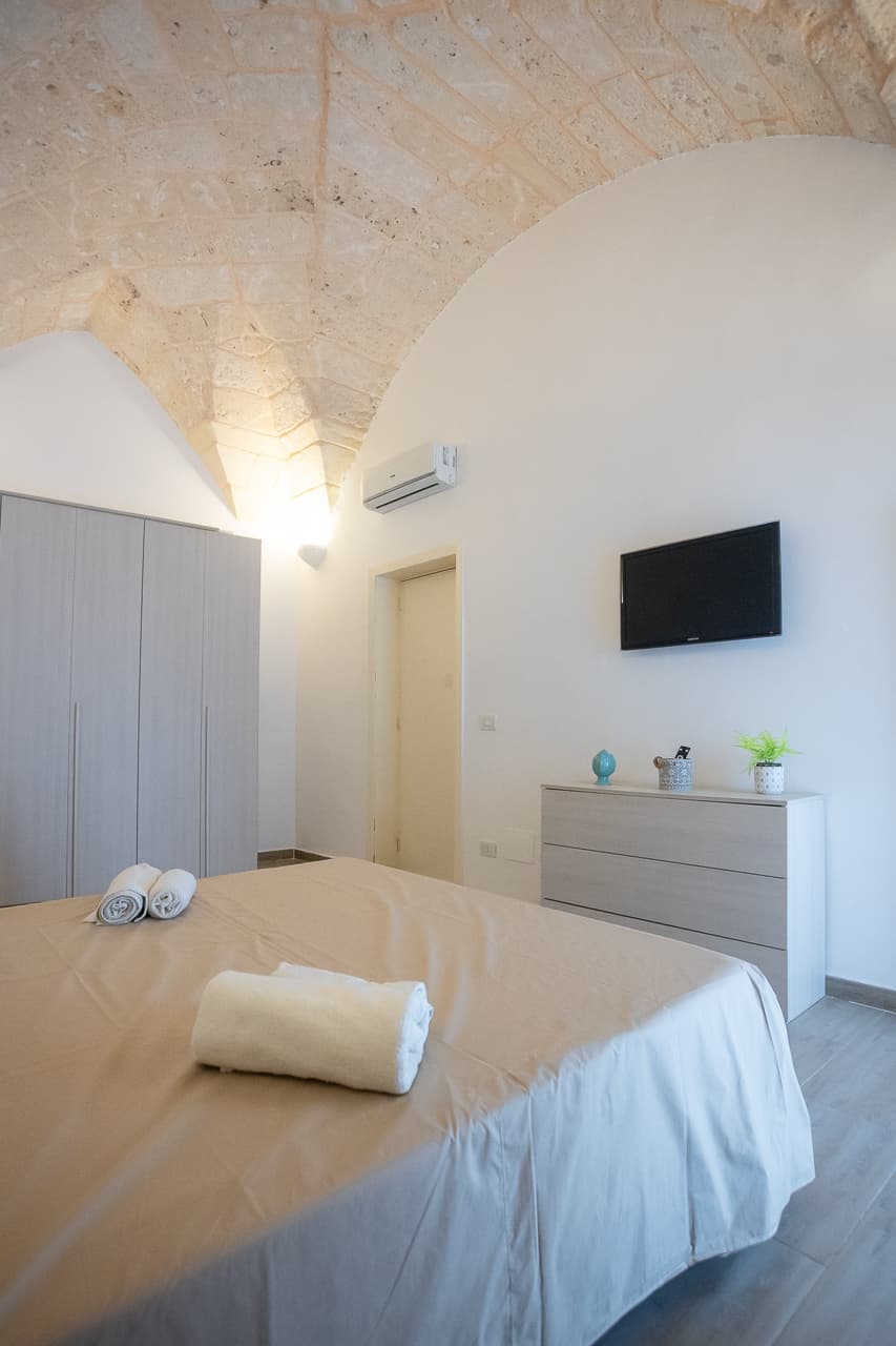 Camera da letto con comò e televisore