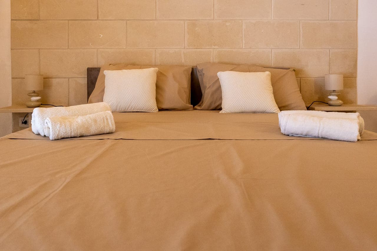 Letto matrimoniale con testata in pietra leccese