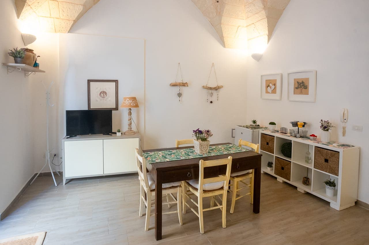 Tavolo da pranzo del soggiorno apparecchiato