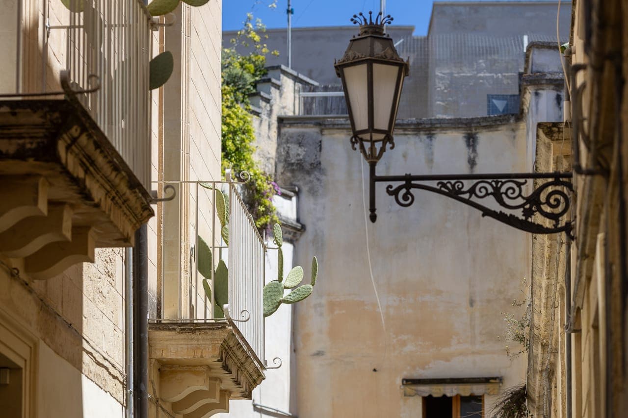 Vicolo del centro storico di Lecce con lampione in ferro battuto
